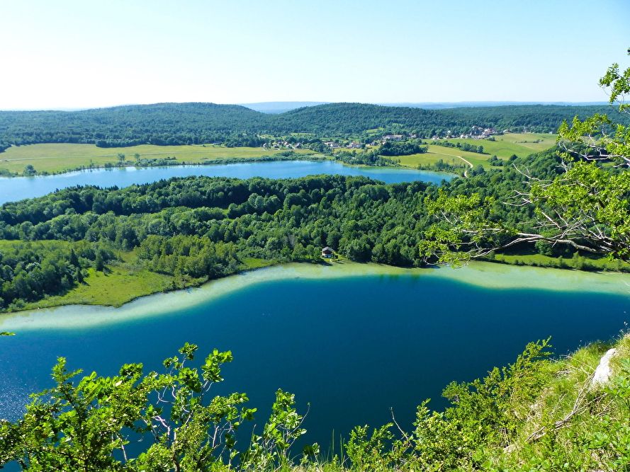 4 Lakes panoramic viewpoint: dazzling blues and greens | Jura Mountains, France