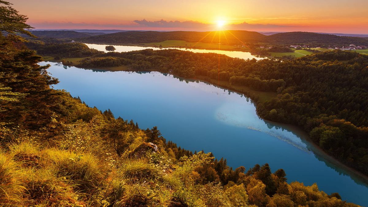 4 Lakes panoramic viewpoint: dazzling blues and greens | Jura Mountains, France