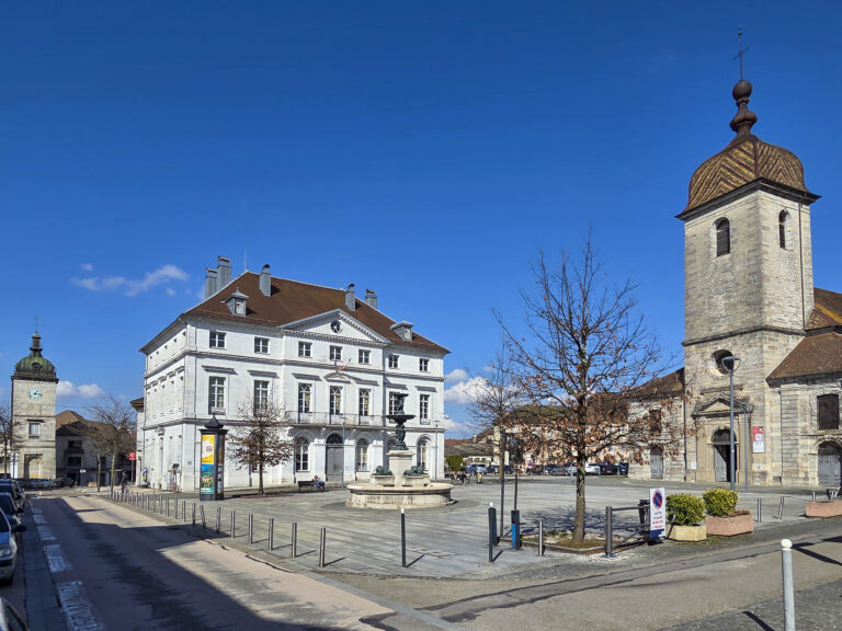 Vue du centre-ville animé de Champagnole dans le Jura, une destination idéale pour les voyageurs séjournant dans nos hébergements gérés par la conciergerie EvasionHomes.