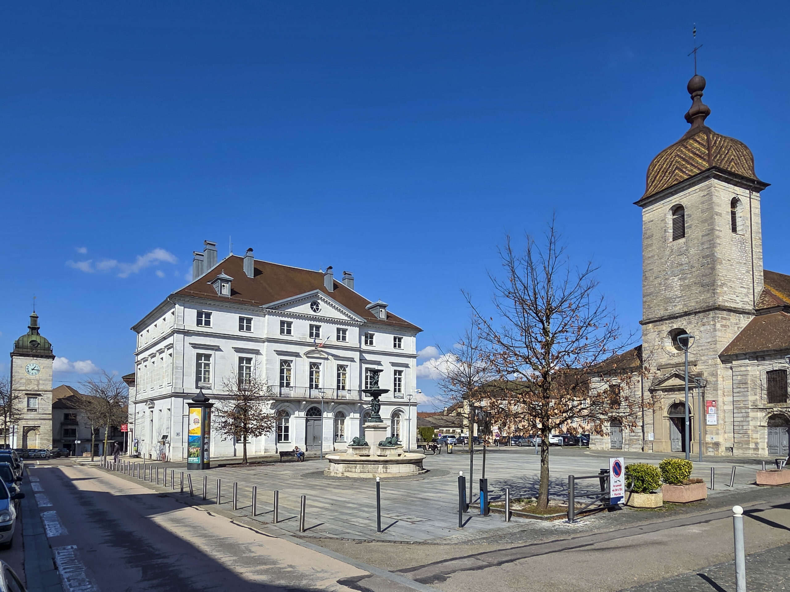 Vue du centre-ville animé de Champagnole dans le Jura, une destination idéale pour les voyageurs séjournant dans nos hébergements gérés par la conciergerie EvasionHomes.
