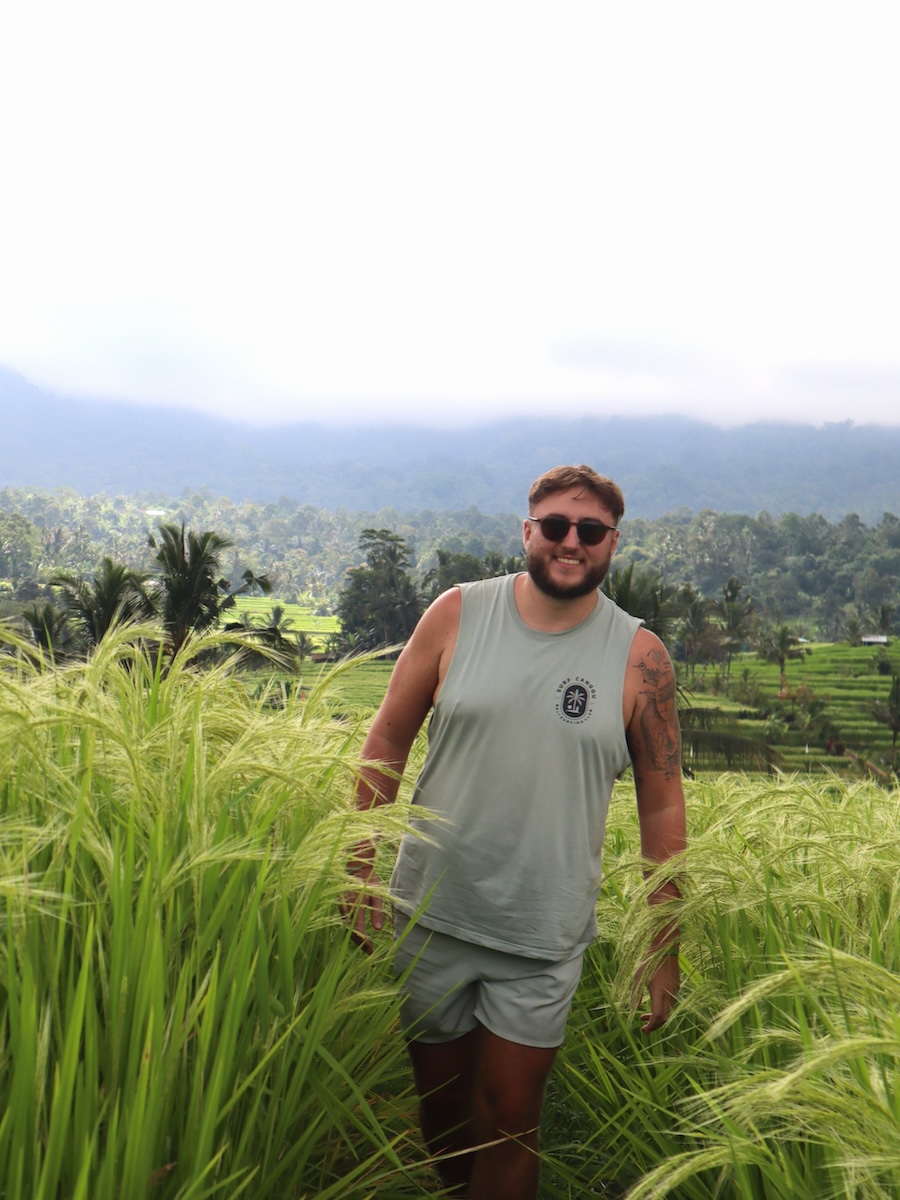 Paul à Bali - gestion de son appartement depuis la plage avec un MacBook