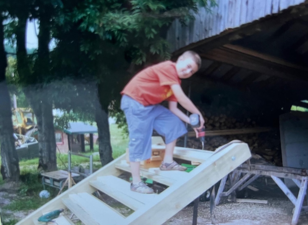 Paul enfant sur un chantier avec une perceuse: l'immobilier dans le sang dès 10 ans